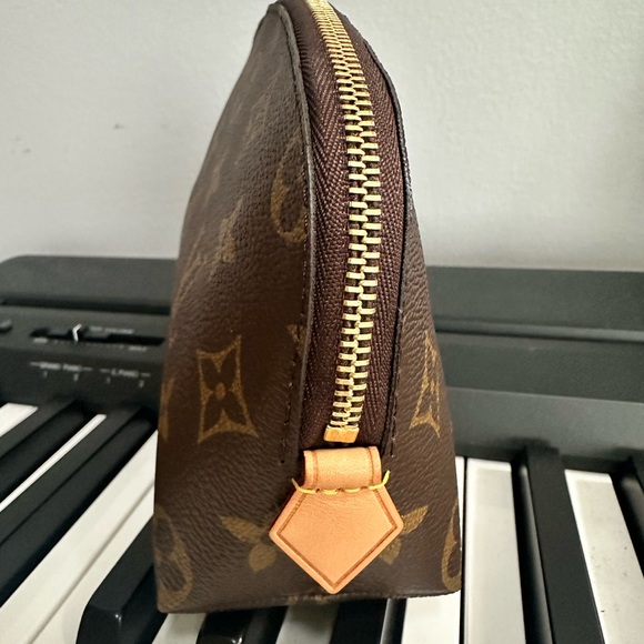 Cosmetic —Louis Vuitton - Picture 2 of 6